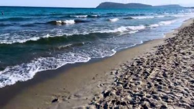 Yaz mevsiminde deniz kıyısında Akdeniz kıyısındaki bir plajda yıkanan insanlar plaja yakın sularda dinlenirler.