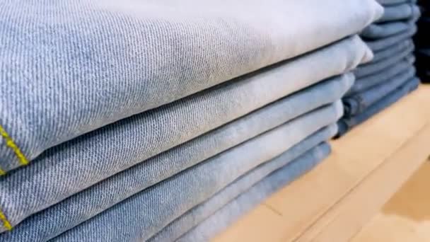 Vista Close Com Prateleira Foco Seletivo Calças Jeans Azuis Para — Vídeo de Stock