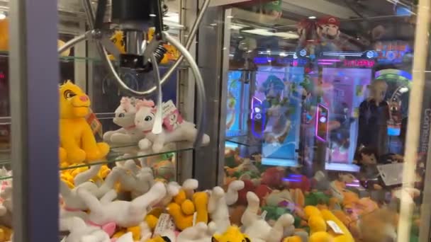 Κάλιαρι Σαρδηνία Ιταλία Aug 2023 Arcade Παιδιά Παίζουν Δωμάτιο Γερανό — Αρχείο Βίντεο