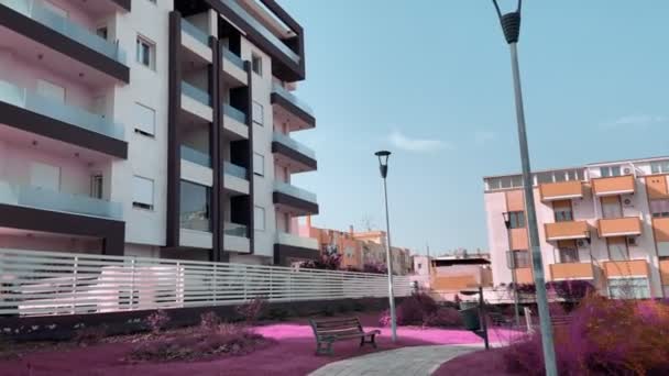 创意彩色电视粉红世界 粉红公园住宅区 快乐世界的概念 — 图库视频影像