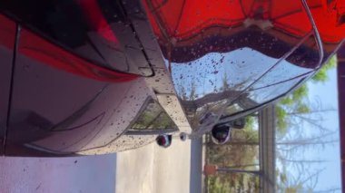 Siyah elektrikli araba yan aynasının açılışının dikey videosu