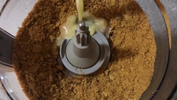 Butter Auf Zerkleinerte Keksmischung Einem Mixer Gießen Käsekuchenboden Vorzubereiten — Stockvideo