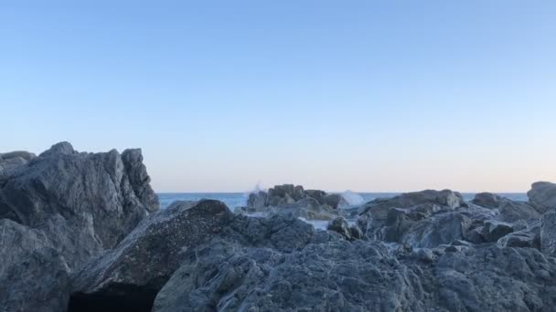 日没時に崖に衝突するタイムラウンド波 — ストック動画