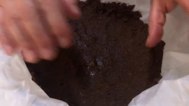 Жіночі Руки Викидають Суміш Порошкового Тіста Шоколадом Основи Чізкейк — стокове відео