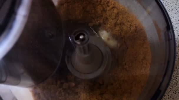 Блендер Измельчает Крошечное Печенье Добавлением Какао Порошка Приготовления Теста Тортов — стоковое видео