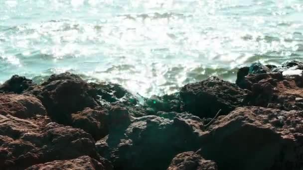 Клифф Выстрел Летнего Дня Отражениями Солнца Делают Морскую Воду Яркой — стоковое видео