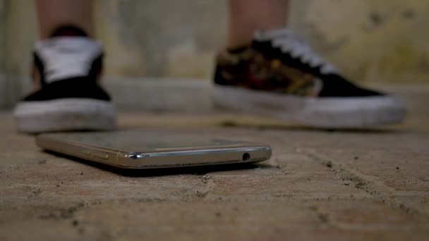 Kızgın Genç Bir Kadın Ayakkabısının Altındaki Akıllı Telefona Basıp Onu — Stok video