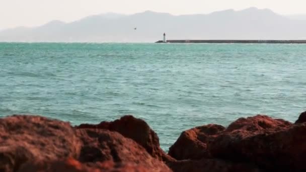 崖のパノラマビューと地平線上の半島の灯台に焦点を合わせる — ストック動画