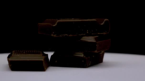 Los Dedos Recogen Trozo Chocolate Mientras Gira Una Bandeja — Vídeo de stock