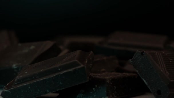 Rotação Pedaços Barra Chocolate Escuro Uma Bandeja Iluminada Por Luzes — Vídeo de Stock