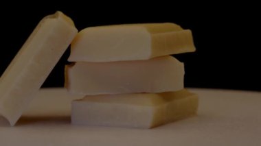 Beyaz çikolata parçalarının dönüşümünü yakın çekimde görebilirsiniz.