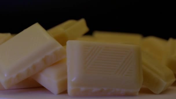 Rotatie Van Stukjes Witte Chocoladereep Een Dienblad Van Dichtbij Gezien — Stockvideo