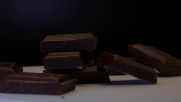 Lugares Mão Arranja Partes Chocolate Escuro Uma Bandeja Rotativa Close — Vídeo de Stock