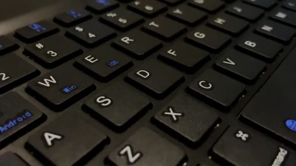 Крупным Планом Черного Компьютера Планшетной Клавиатуры — стоковое видео