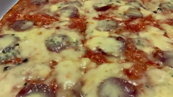 Taca Zbliżenie Strzał Dużą Pizzę Salami Pepperoni Pepperoni Pizza Tła — Wideo stockowe