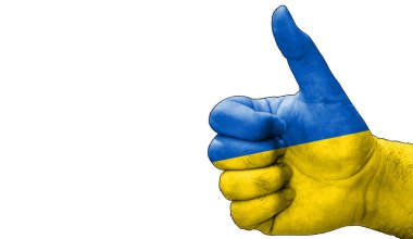 Ukrayna bayrağıyla onaylanmış bir el. Boş beyaz arkaplan kopyalama alanı olan resim