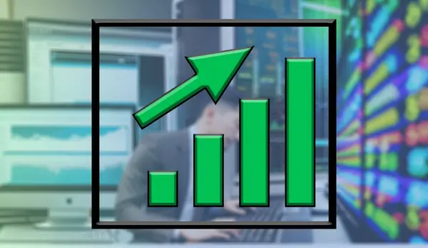 Hintergrundmann Arbeitet Computer Börse Mit Grünem Aufwärtstrend — Stockfoto