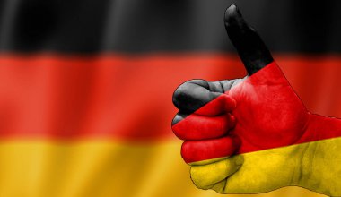 Alman bayrağıyla onaylanmış bir el. Almanca bayrak arkaplan alanı bulanık olan resim, alanı kopyala