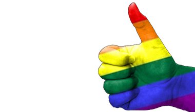 LGBT hakları bayrağıyla onaylanmış bir el. Beyaz arkaplan kopyalama alanına sahip izole resim