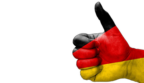рука с поднятыми вверх большими пальцами в знак одобрения с нарисованным немецким флагом. Изображение с пустым белым фоном