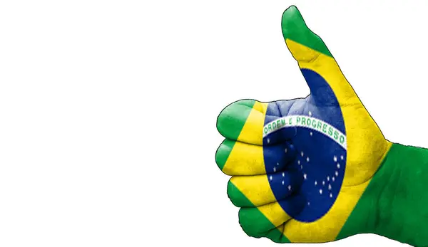 与大拇指合十 与漆成的巴西国旗合为一体 带有空白白底复制空间区域的图像 — 图库照片