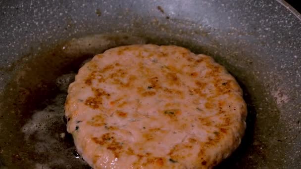 Zbliżenie Strzał Hamburgera Kurczaka Smażenie Maśle Wewnątrz Patelni Kuchni Domowej — Wideo stockowe