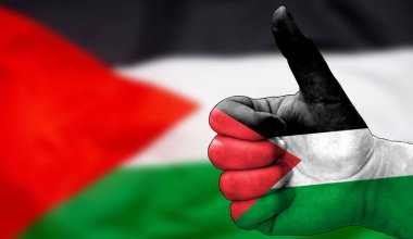 Filistin bayrağını onaylayan bir el ile. Bayrak arkaplan alanı bulanık olan resim, alanı kopyala