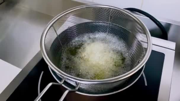 Strzał Bliska Mała Metalowa Patelnia Wrzącym Olejem Wysokich Temperaturach Kuchni — Wideo stockowe