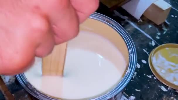 Männer Mischen Weiße Farbe Für Wände Eines Hauses Einem Gefäß — Stockvideo