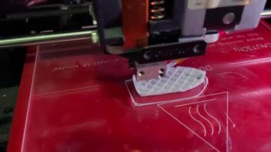 3D yazıcı Pla plastik filament içinde küçük beyaz bir test botu yaratıyor. Oyuncak, nesne ve aksesuar üretimi üç boyutlu filament yazdırma