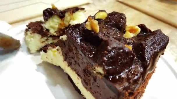 Sendok Memotong Sepotong Dari Sepotong Kue Hazelnut Cokelat Selama Sarapan — Stok Video