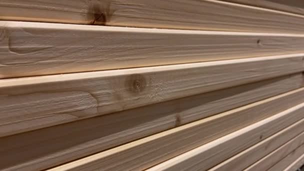 Strzał Bliska Długie Deski Drewna Jodłowego Ułożone Półce Stolarni Lub — Wideo stockowe