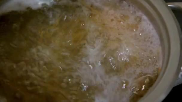 Nahaufnahme Von Oben Aus Einem Metallkochtopf Mit Kochendem Wasser Darin — Stockvideo