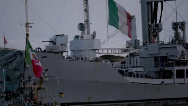カリアリ サルデーニャ イタリア 11月2023 港でのイタリアの軍艦の概要 戦略的または論理的作戦のための軍艦 — ストック動画