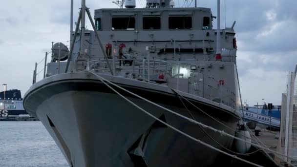 意大利撒丁岛 卡利亚里 2023年11月20日 北约军舰在一个城市港口靠岸的正面射击 — 图库视频影像