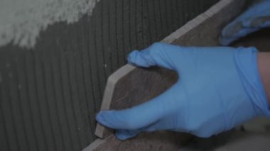 Ev işleri, evin duvarını karolarla dekore eden eldivenler, el işi, ev dekorasyonları.