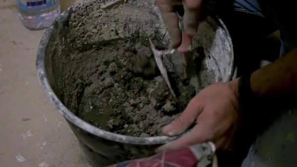 Diy Innenausbau Füllen Sie Einen Eimer Mit Zement Oder Klebstoff — Stockvideo