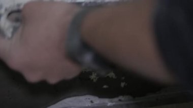 Yakın çekim işçisi aletleri kullanarak duvara çimento ya da yapıştırıcı sürer. DIY iç dekorasyon