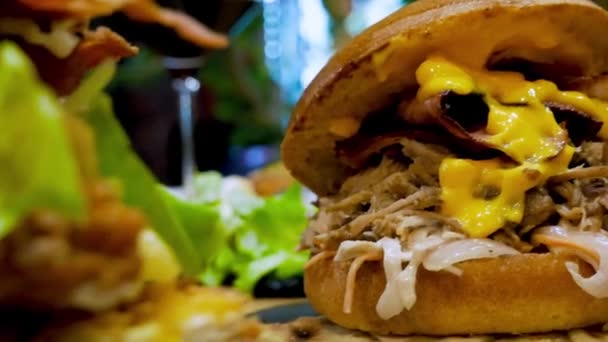 特写镜头三明治与拉猪肉 酱汁和融化切达奶酪 街头食物 快餐烘焙 带走三明治 — 图库视频影像
