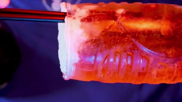 바텐더가 이탈리아 알코올 아페리티프 스프리츠 칵테일을 준비하는 얼음이있는 유리의 비디오 — 비디오