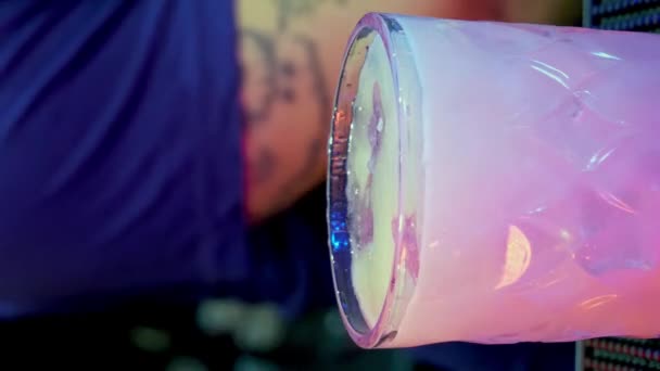 Vidéo Verticale Gros Plan Verre Cocktail Rose Tandis Que Barman — Video