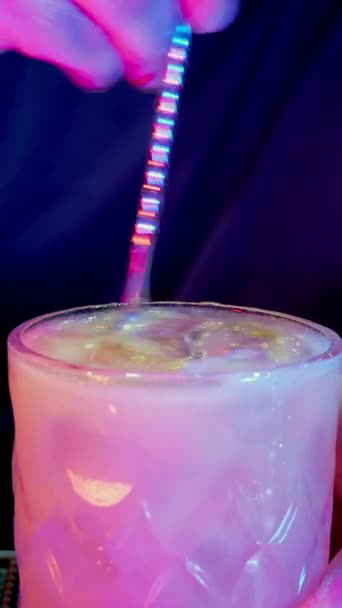 Vertikale Video Nahaufnahme Eines Rosafarbenen Cocktailglases Während Der Barkeeper Mit — Stockvideo