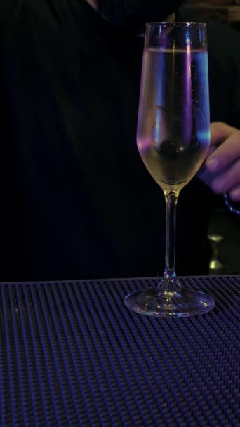 アルコールカクテルの垂直ビデオクローズアップショットガラスと明るい輝きがスプーンと混ざっています ナイトライフ クラブ アルコール飲料 エレガンス グラマー — ストック動画
