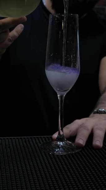 Verticale Video Close Shot Glas Van Alcoholische Cocktail Met Heldere — Stockvideo