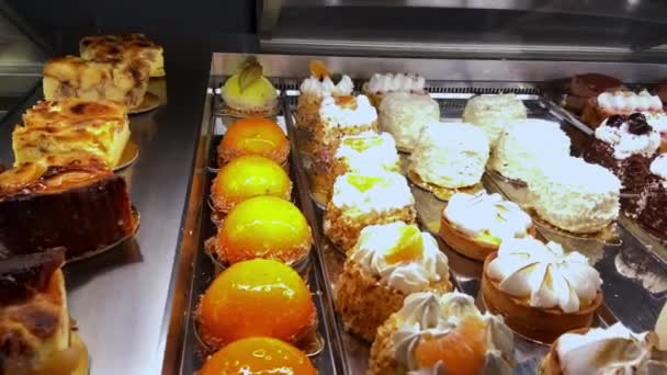Panoramautsikt Över Fransk Konditori Med Många Desserter Med Vispad Grädde — Stockvideo