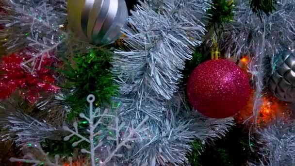 在树枝上挂着红色和银色装饰球的银制圣诞树装饰品 圣诞灯 圣诞气氛 平安夜 — 图库视频影像