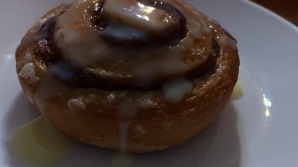 Close Shot Single Cinnamon Roll Pastry Treat Plate Breakfast Snack — Stock Video