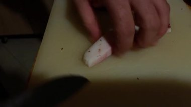 Carbonara makarnası hazırlamak, tipik bir İtalyan mutfağı yemeği hazırlamak için dilimlenmiş domuz yanağı küp küp yapmak. Carbonara geleneksel İtalyan yemeği.