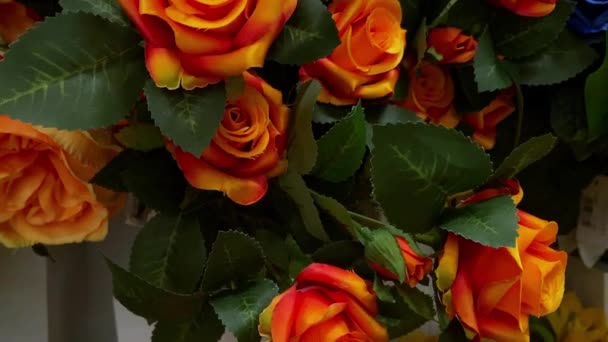 Gros Plan Nombreuses Fausses Roses Oranges Plastique Dans Une Boutique — Video