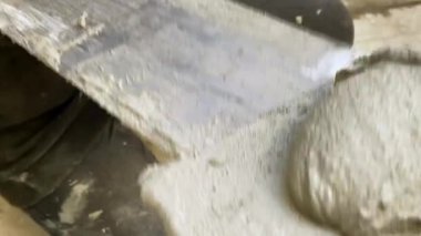 Duvara ya da zemine beton ya da alçı döken bir inşaat işçisinin yakın çekim görüntüsü. İnşaat işleri, ev tadilatı, tamirat, tamirat.